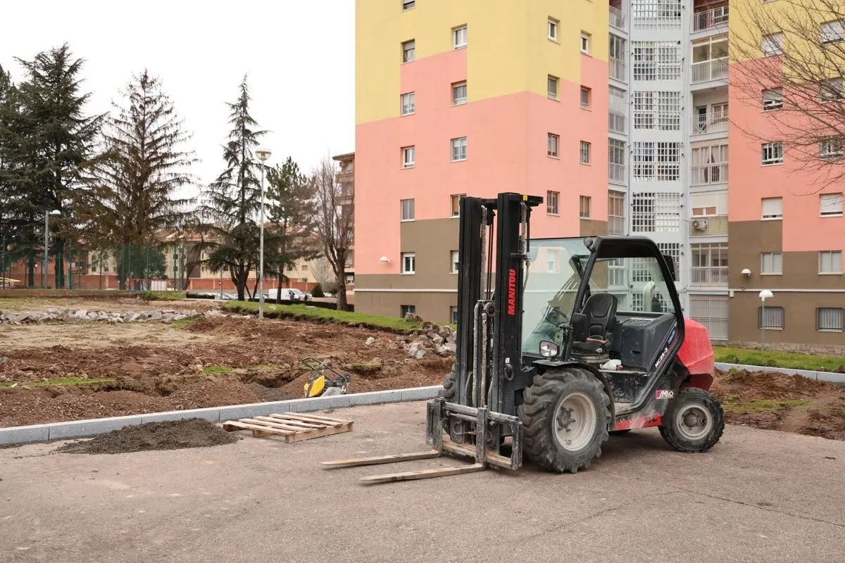 El alcalde de Salamanca, Carlos García Carbayo, ha visitado las obras de la plaza de Santa Cecilia, situadas en el barrio de San José. Foto de David Sañudo
