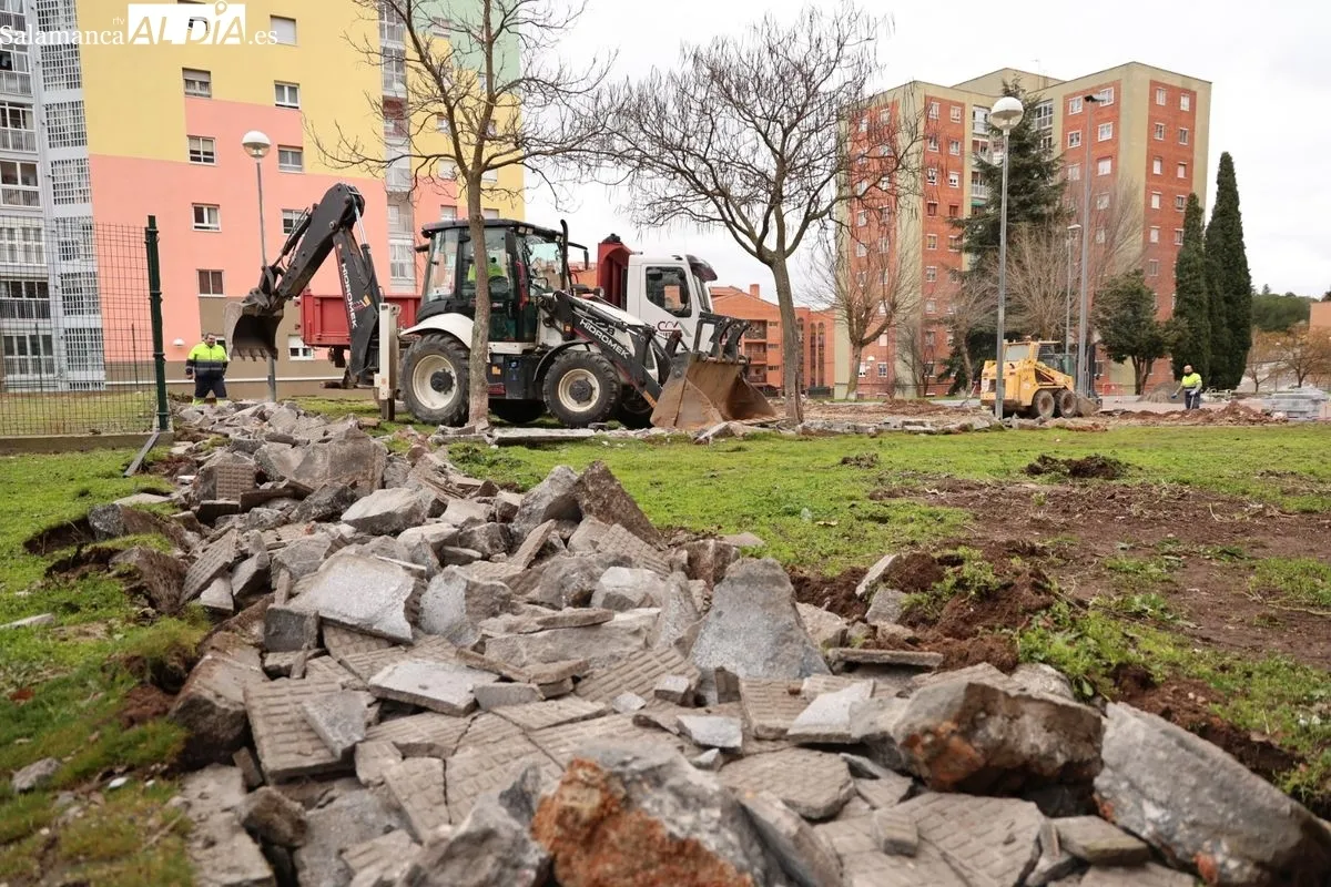 El alcalde de Salamanca, Carlos García Carbayo, ha visitado las obras de la plaza de Santa Cecilia, situadas en el barrio de San José. Foto de David Sañudo