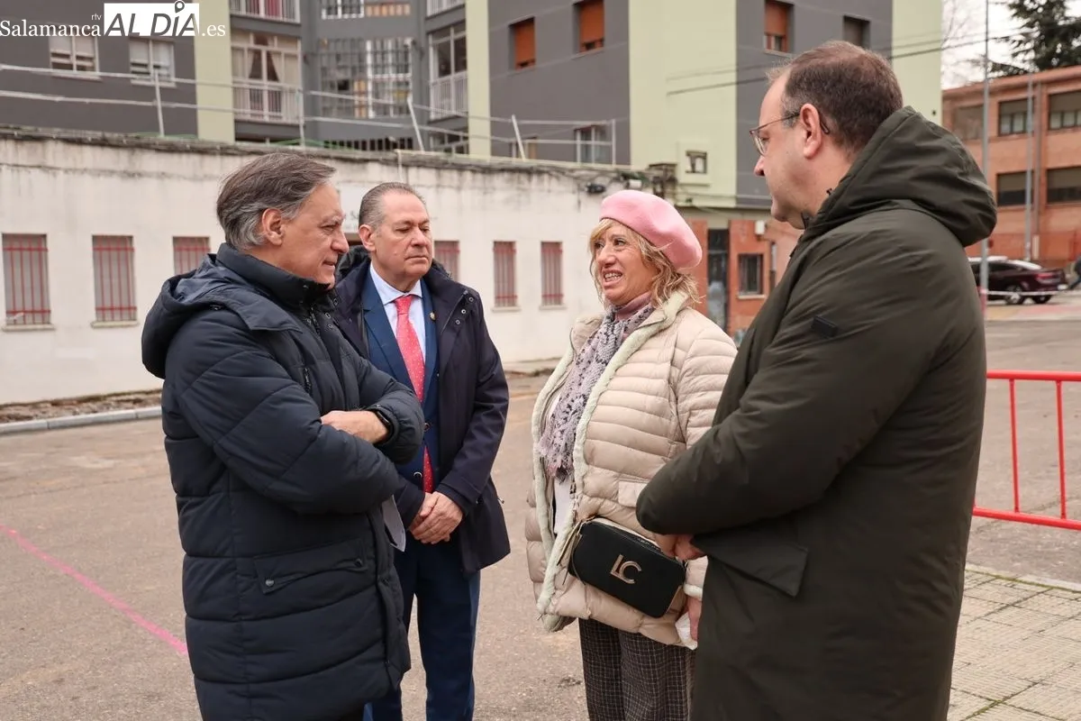 El alcalde de Salamanca, Carlos García Carbayo, ha visitado las obras de la plaza de Santa Cecilia, situadas en el barrio de San José. Foto de David Sañudo