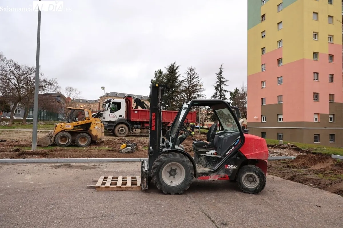 El alcalde de Salamanca, Carlos García Carbayo, ha visitado las obras de la plaza de Santa Cecilia, situadas en el barrio de San José. Foto de David Sañudo