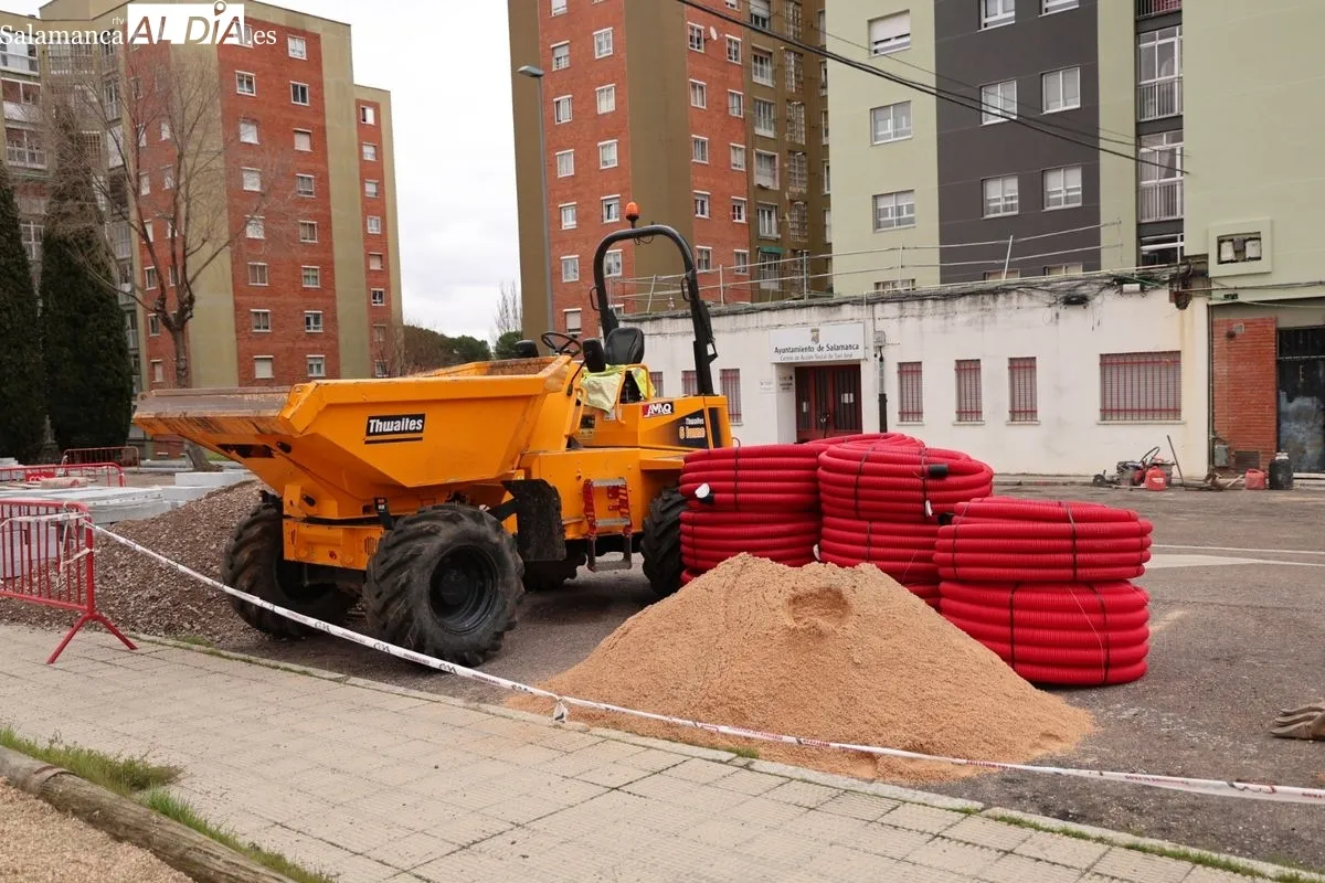El alcalde de Salamanca, Carlos García Carbayo, ha visitado las obras de la plaza de Santa Cecilia, situadas en el barrio de San José. Foto de David Sañudo