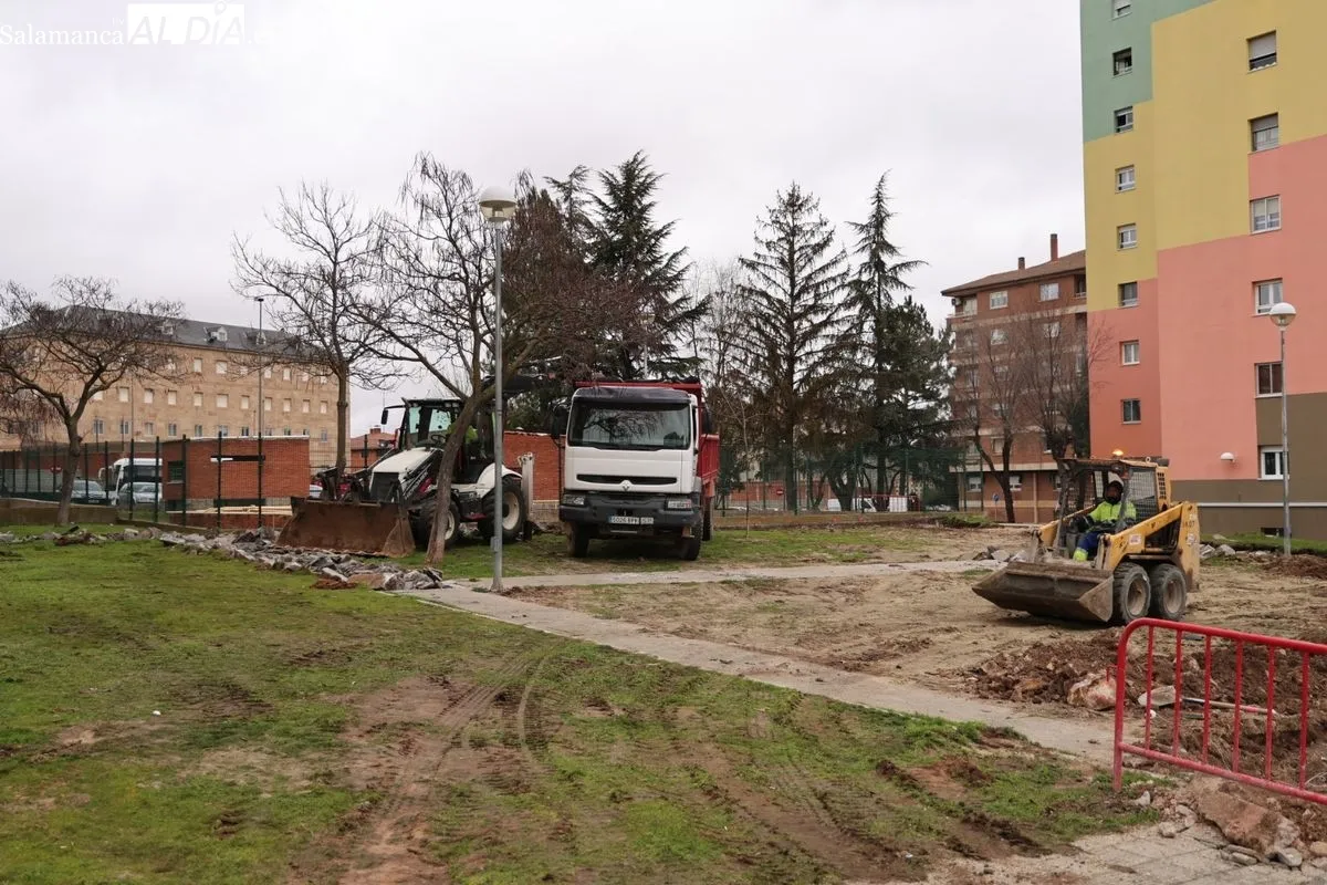 El alcalde de Salamanca, Carlos García Carbayo, ha visitado las obras de la plaza de Santa Cecilia, situadas en el barrio de San José. Foto de David Sañudo