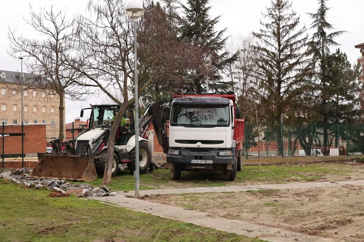 El alcalde de Salamanca, Carlos García Carbayo, ha visitado las obras de la plaza de Santa Cecilia, situadas en el barrio de San José. Foto de David Sañudo