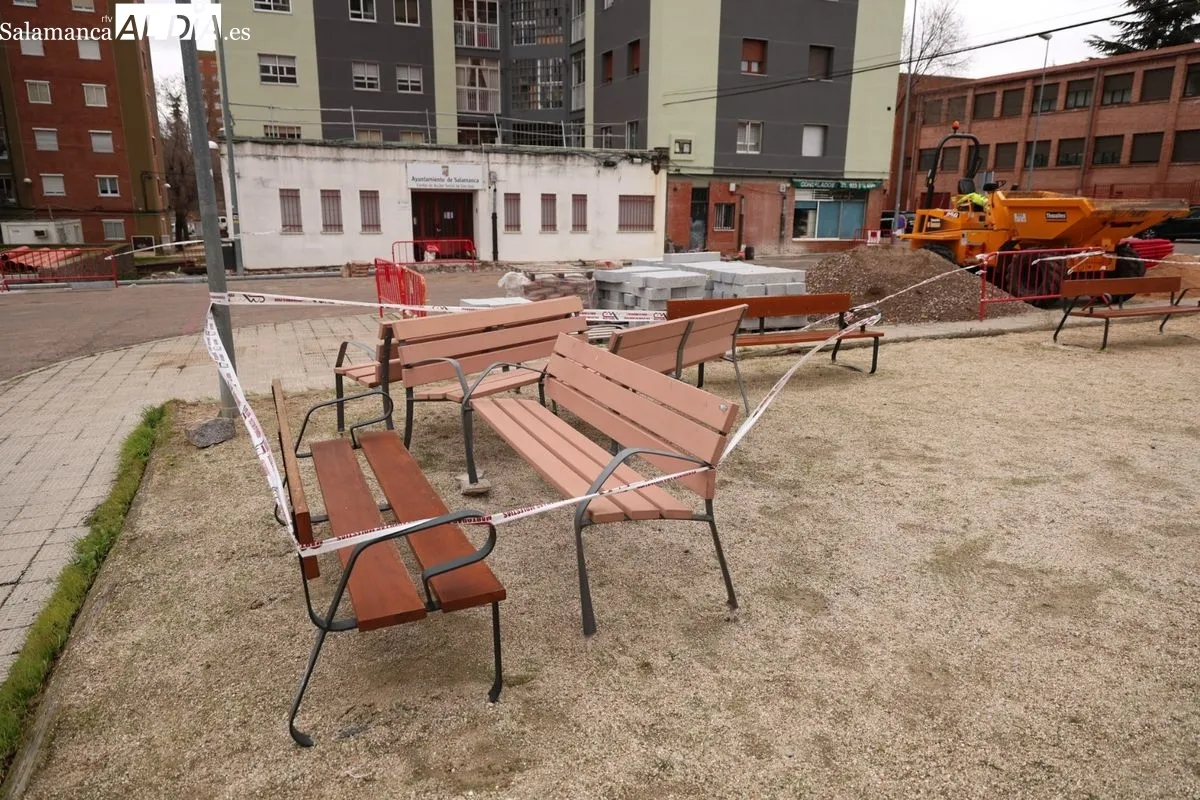 El alcalde de Salamanca, Carlos García Carbayo, ha visitado las obras de la plaza de Santa Cecilia, situadas en el barrio de San José. Foto de David Sañudo