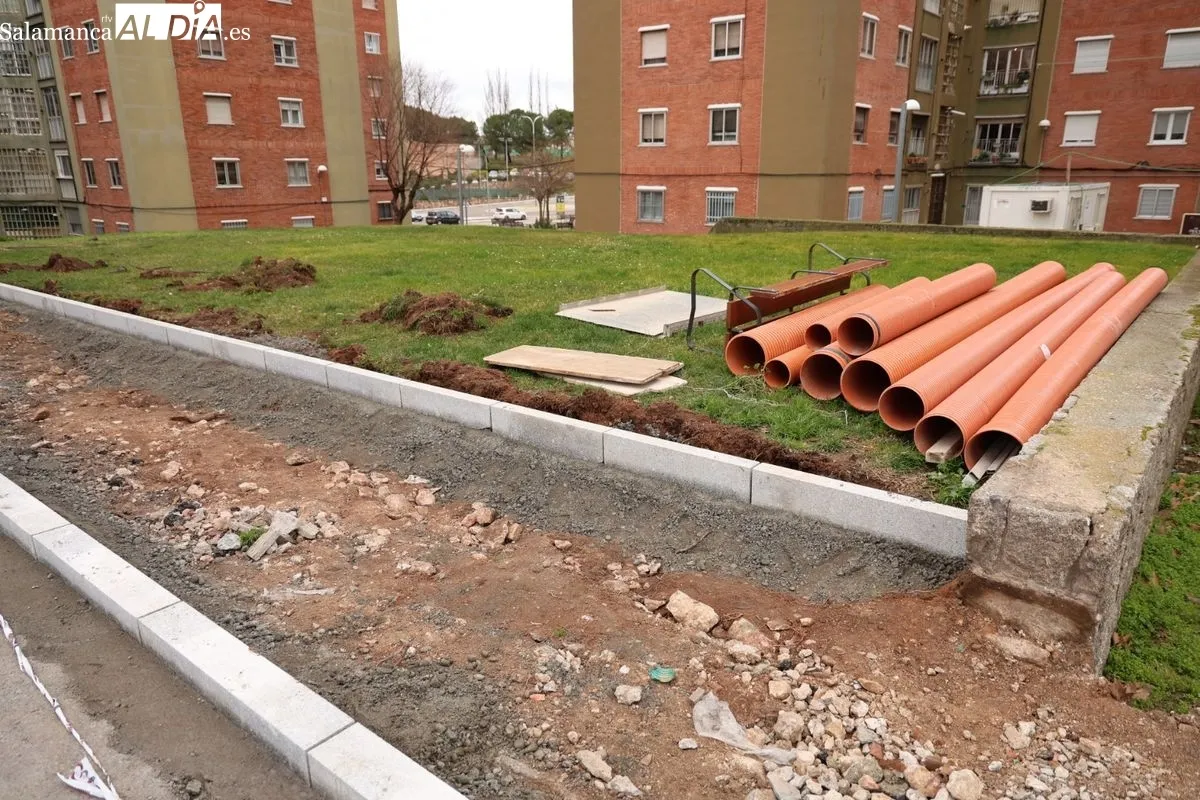 El alcalde de Salamanca, Carlos García Carbayo, ha visitado las obras de la plaza de Santa Cecilia, situadas en el barrio de San José. Foto de David Sañudo