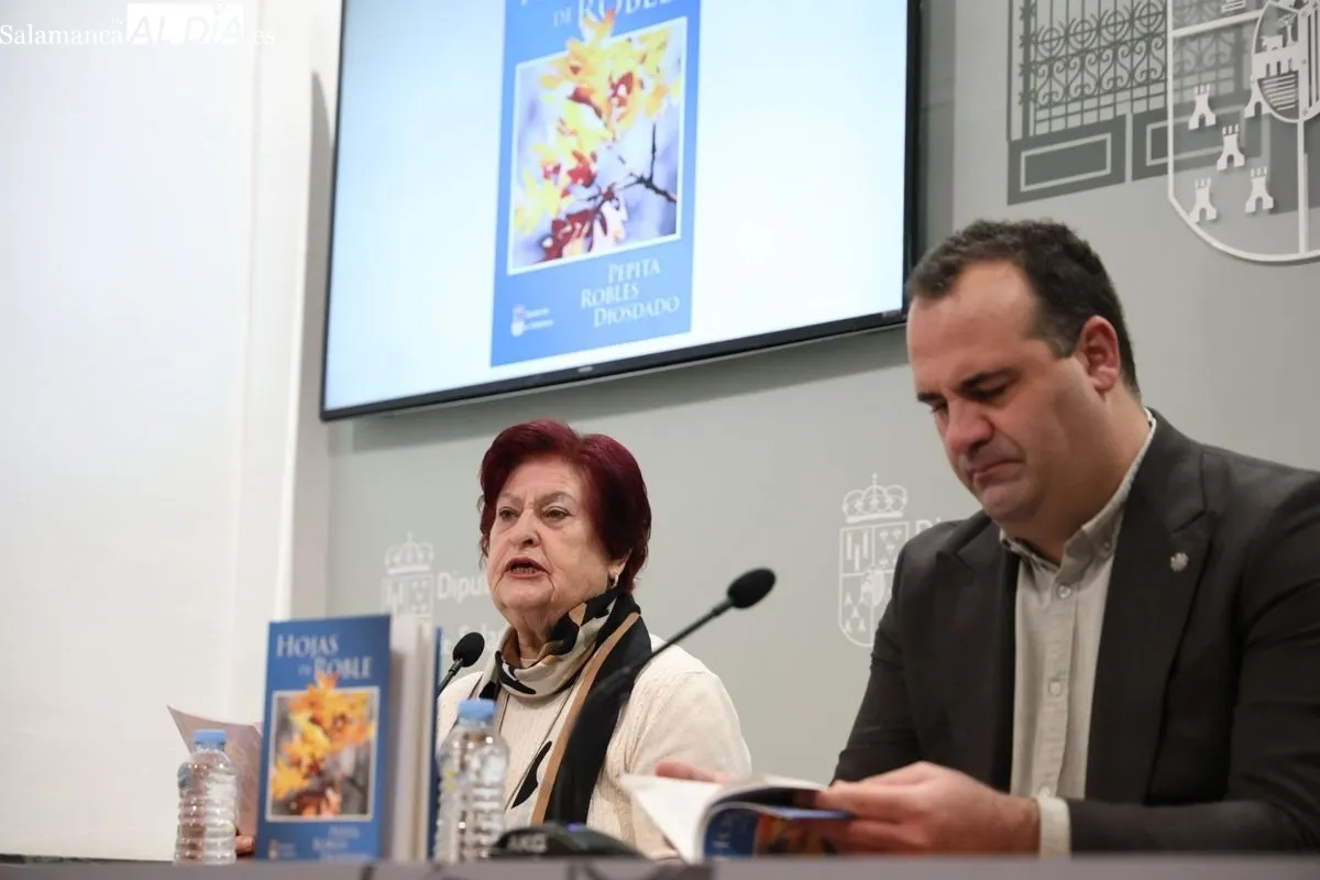 Pepita Robles presenta su libro, Hojas de roble, junto al diputado de Cultura, David Mingo. Foto de David Sañudo