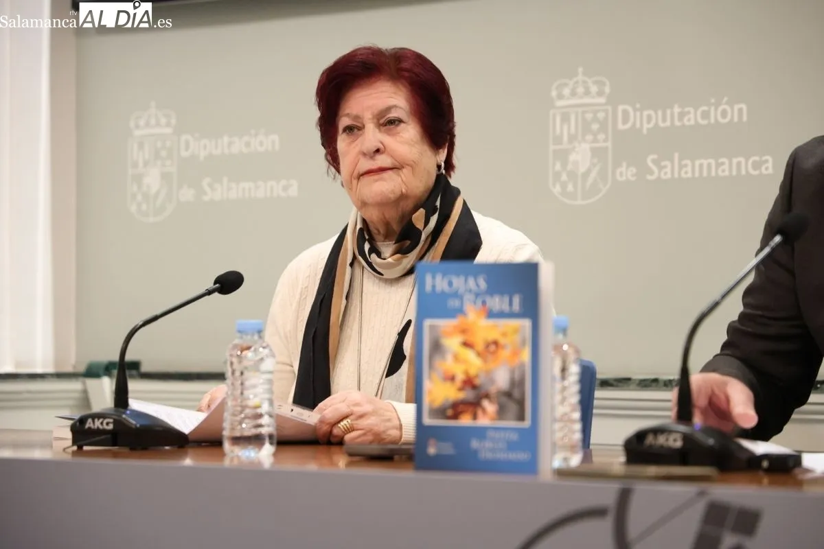 Pepita Robles presenta su libro, Hojas de roble, junto al diputado de Cultura, David Mingo. Foto de David Sañudo