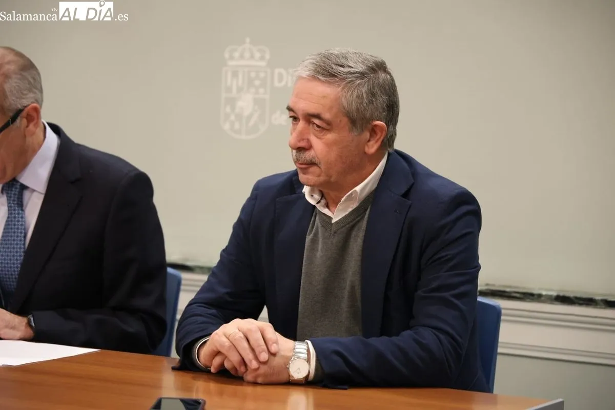 El presidente de la Diputación, Javier Iglesias, y la diputada de Medio Ambiente, Pilar Sánchez, presentan el nuevo Centro de Protección Animal de la Provincia de Salamanca ‘La Trufa’. Foto de David Sañudo