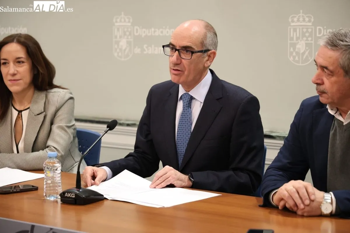 El presidente de la Diputación, Javier Iglesias, y la diputada de Medio Ambiente, Pilar Sánchez, presentan el nuevo Centro de Protección Animal de la Provincia de Salamanca ‘La Trufa’. Foto de David Sañudo