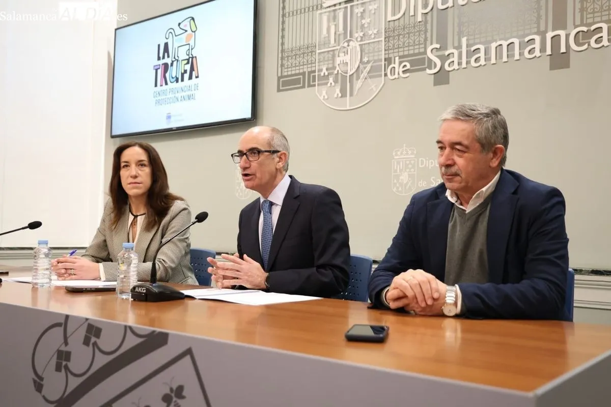 El presidente de la Diputación, Javier Iglesias, y la diputada de Medio Ambiente, Pilar Sánchez, presentan el nuevo Centro de Protección Animal de la Provincia de Salamanca ‘La Trufa’. Foto de David Sañudo