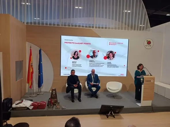 Entrega de un tótem digital a Fuenteguinaldo en el FITUR 2026