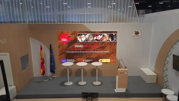 Entrega de un tótem digital a Fuenteguinaldo en el FITUR 2026