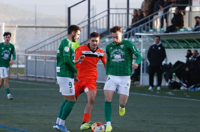 El CD Guijuelo se pone a un punto del líder en una jornada con KO del Santa Marta (3-1/1-0)