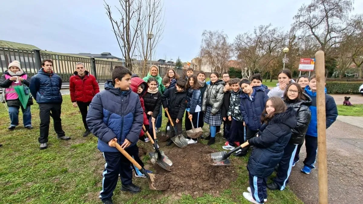 Escolares salmantinos plantan árboles en el parque de los Jesuitas