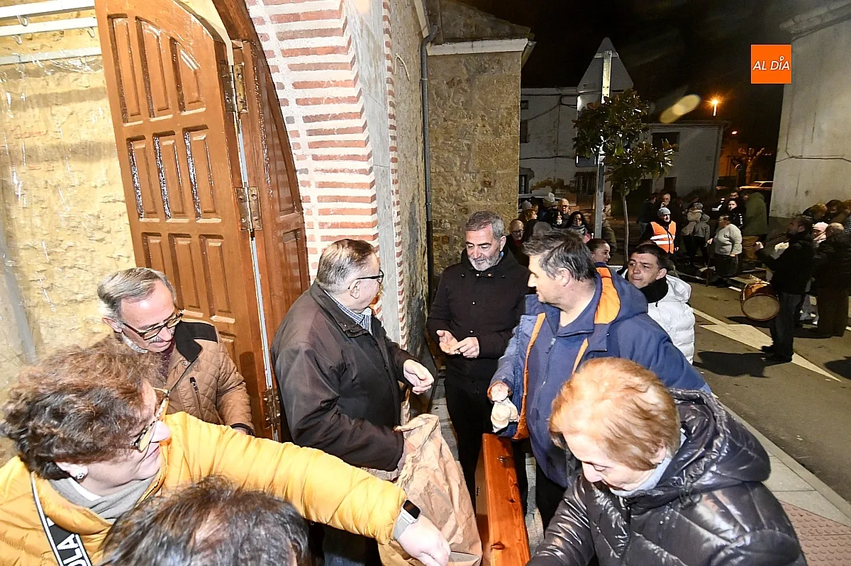 Hoguera y venta panecillos San Antón El Puente