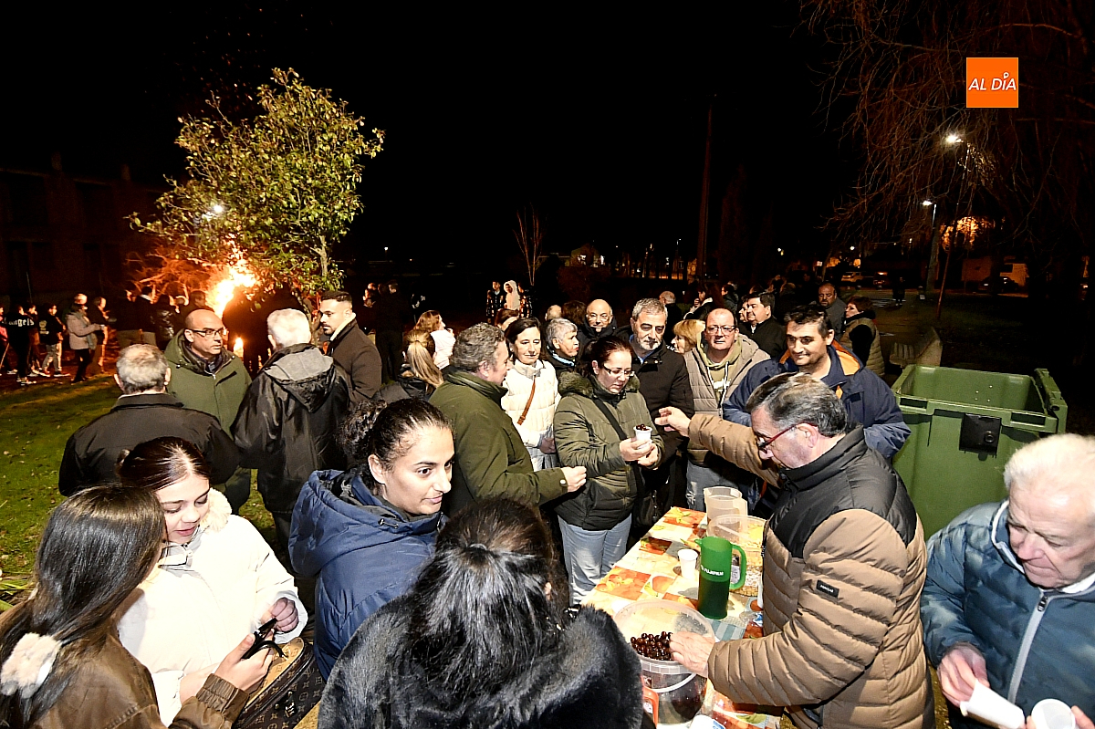 Panecillos, luminaria, tamboril y gaita en la víspera de San Antón en el Arrabal del Puente 