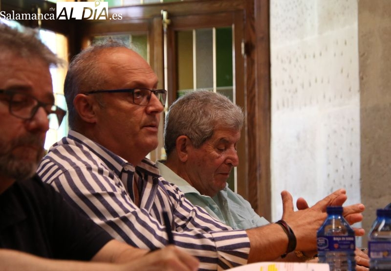 Pascual Pastor vincula el campo de fútbol de Alba al pacto presupuestario