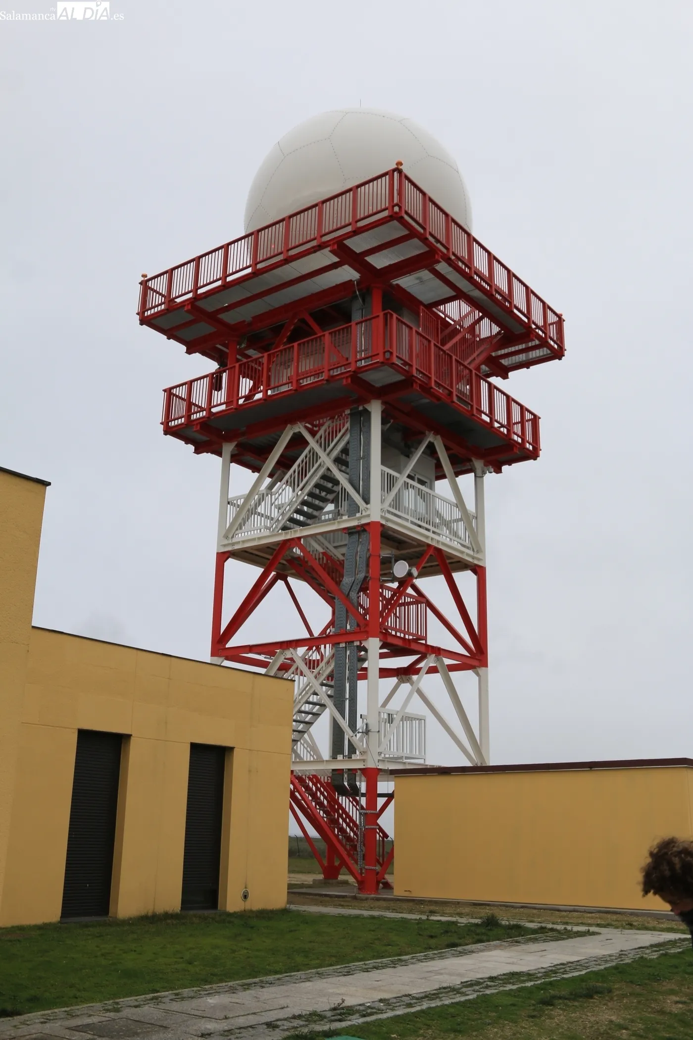 Visita de Hugo Morán al radar meteorológico de la AEMET en Guadramiro / CORRAL
