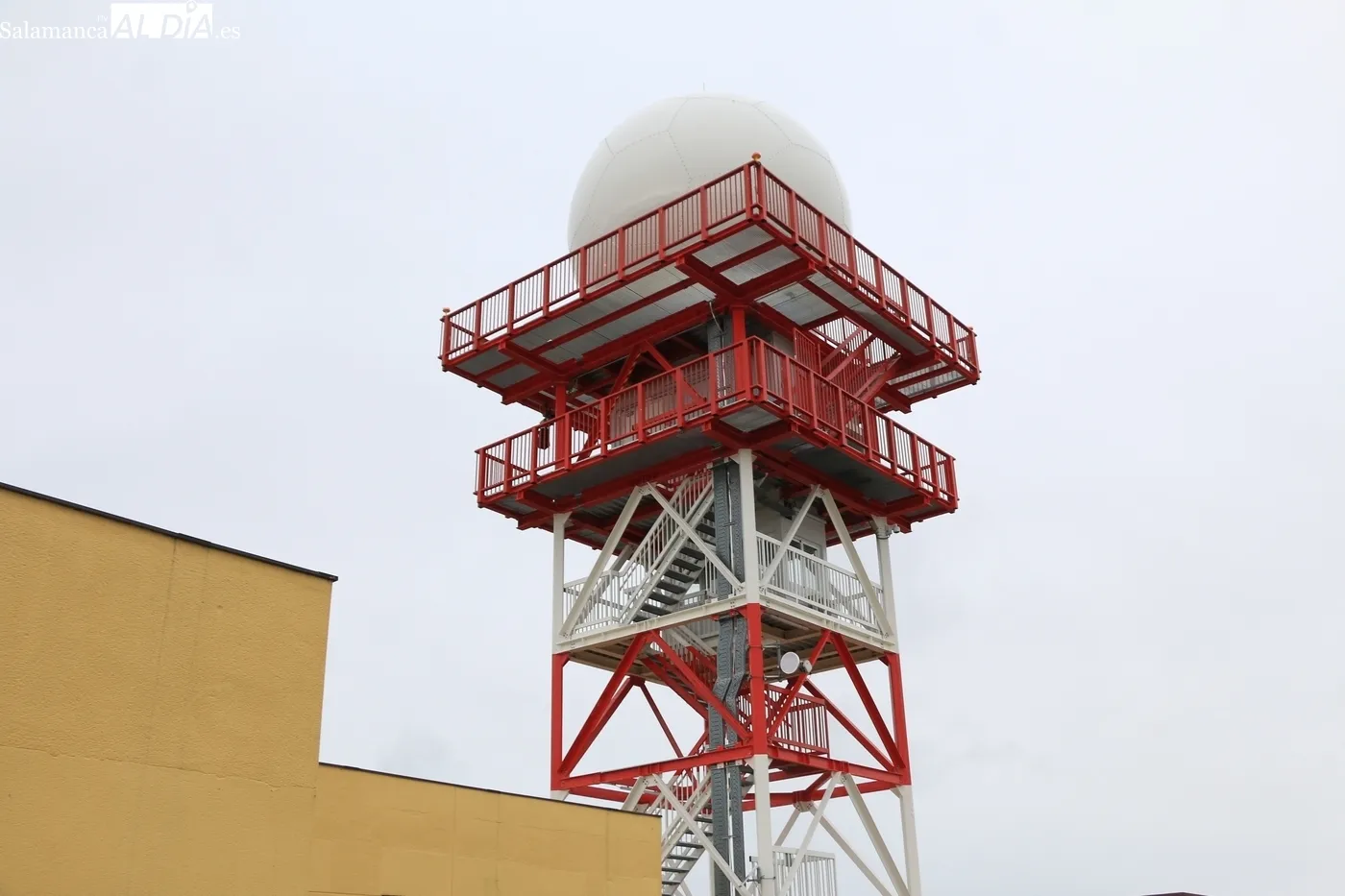 Visita de Hugo Morán al radar meteorológico de la AEMET en Guadramiro / CORRAL