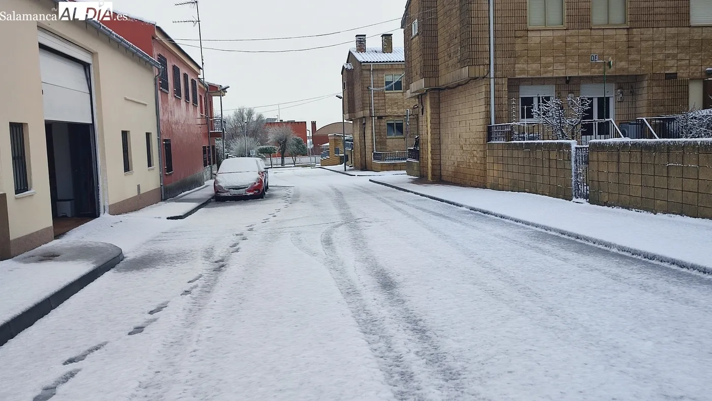 Paso con nieve de la borrasca Kristin por la comarca de Vitigudino / CORRAL 