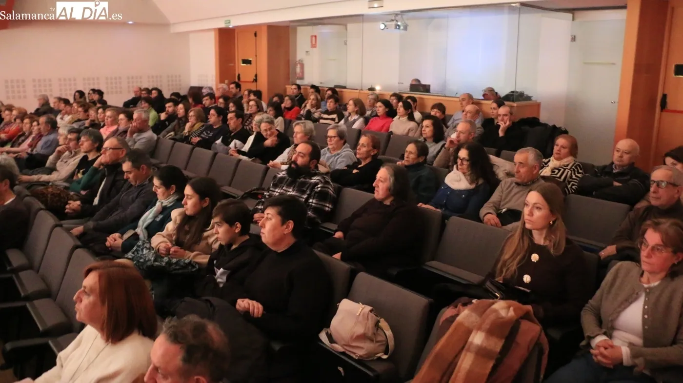 Momentos de la presentación del XXXVIII Certamen Nacional de Teatro 'Villa de vitigudino'  / CORRAL