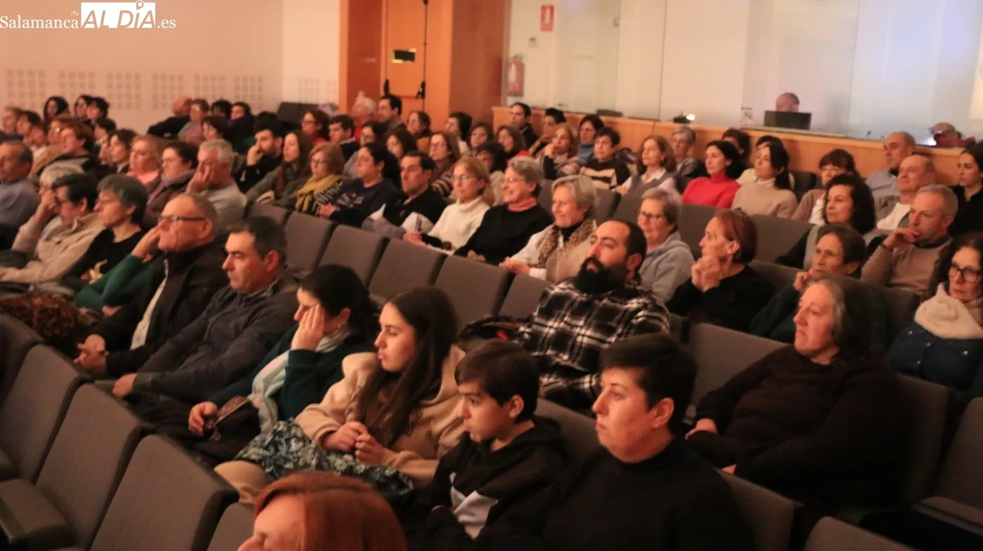 Momentos de la presentación del XXXVIII Certamen Nacional de Teatro 'Villa de vitigudino'  / CORRAL