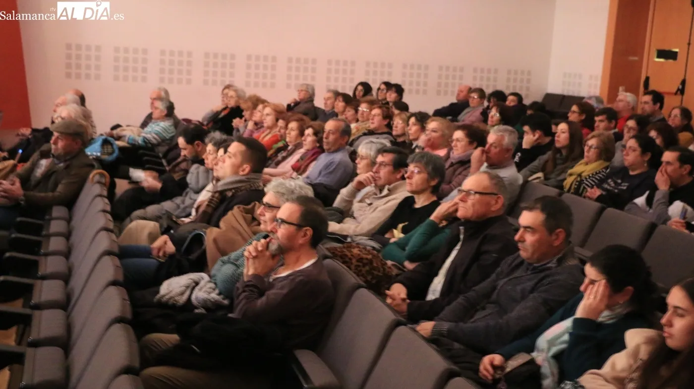 Momentos de la presentación del XXXVIII Certamen Nacional de Teatro 'Villa de vitigudino'  / CORRAL