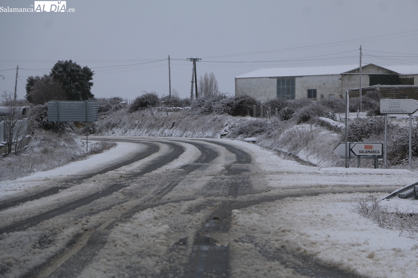 Nieve en Vitigudino: la CL-517 intransitable sin quitanieves