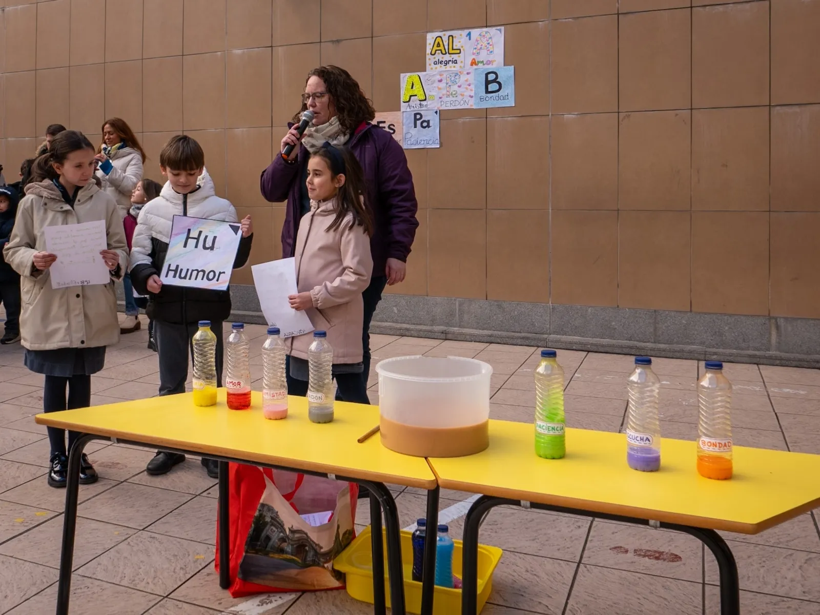 Foto 5 - La 'F&oacute;rmula de la Paz' une a la comunidad educativa del Colegio Sant&iacute;sima Trinidad (Fotos)