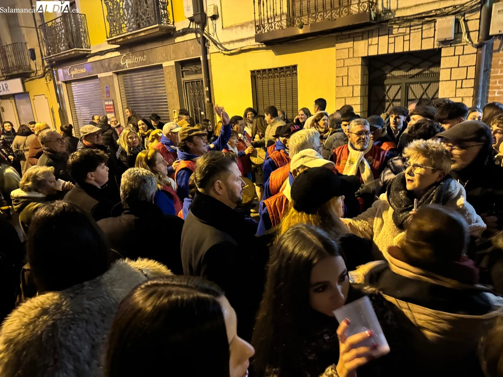 Foto 2 - Pe&ntilde;aranda desped&iacute;a 2025 con villancicos, la Comparsa y los brindis en los bares
