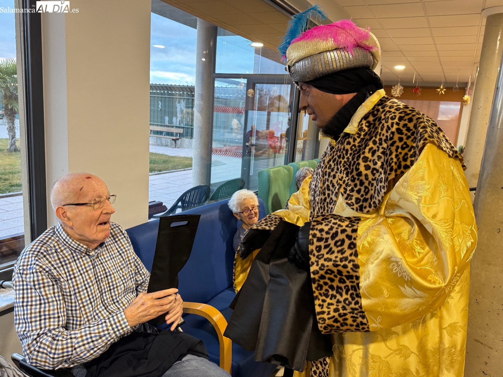 Emotiva visita de los Reyes Magos a la residencia San Pedro