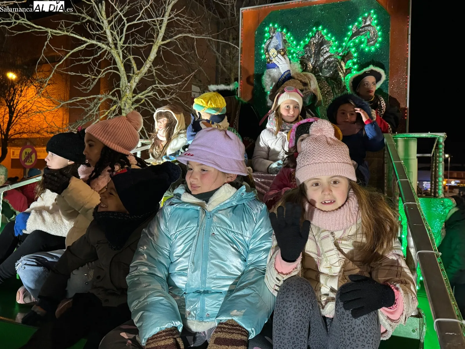 Foto 4 - Pe&ntilde;aranda vive una multitudinaria Cabalgata de Reyes marcada por el fr&iacute;o y la emoci&oacute;n