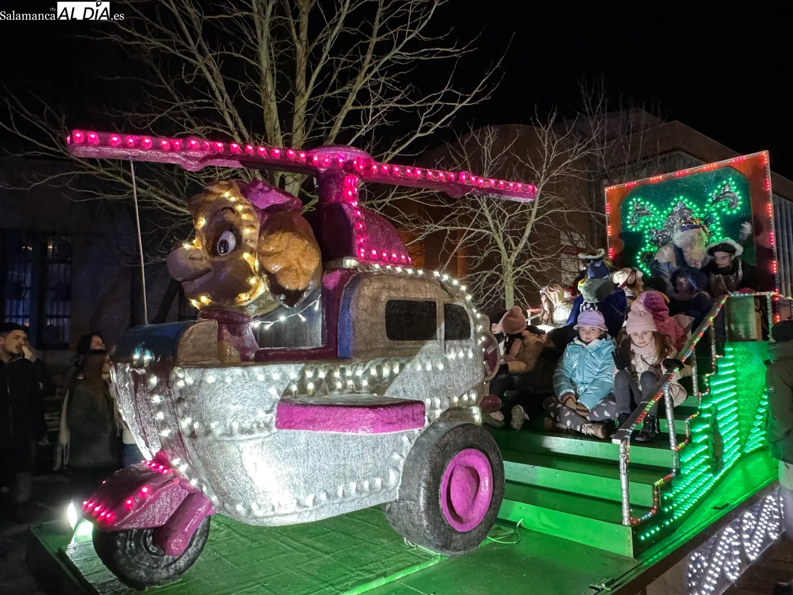 Foto 3 - Pe&ntilde;aranda vive una multitudinaria Cabalgata de Reyes marcada por el fr&iacute;o y la emoci&oacute;n