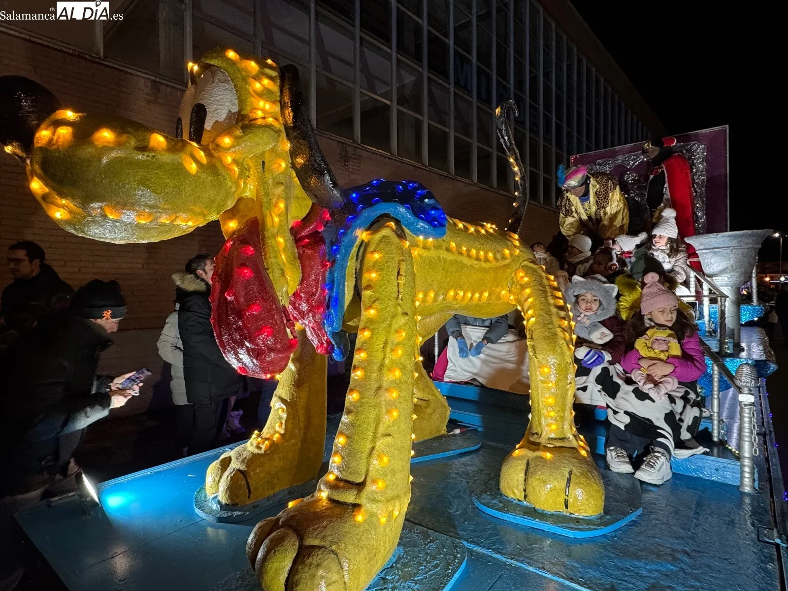 Foto 5 - Pe&ntilde;aranda vive una multitudinaria Cabalgata de Reyes marcada por el fr&iacute;o y la emoci&oacute;n
