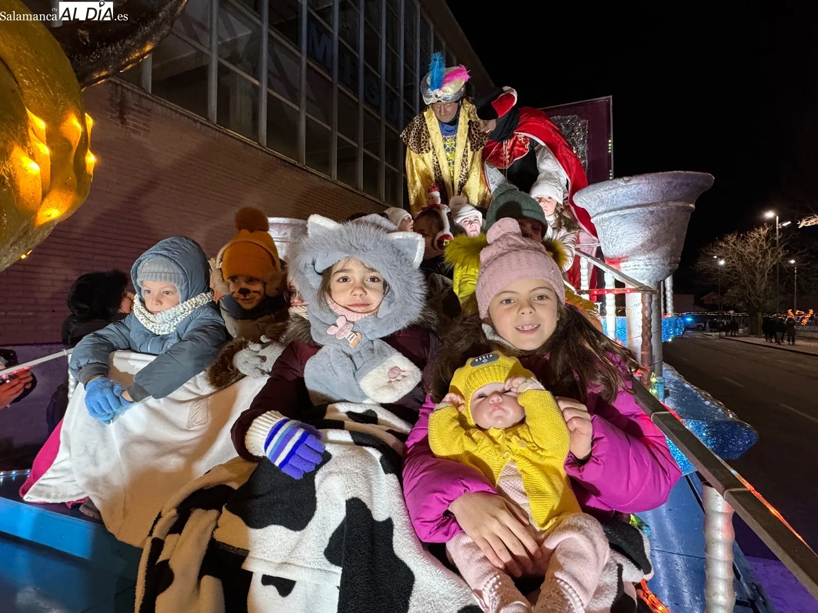 Foto 6 - Pe&ntilde;aranda vive una multitudinaria Cabalgata de Reyes marcada por el fr&iacute;o y la emoci&oacute;n