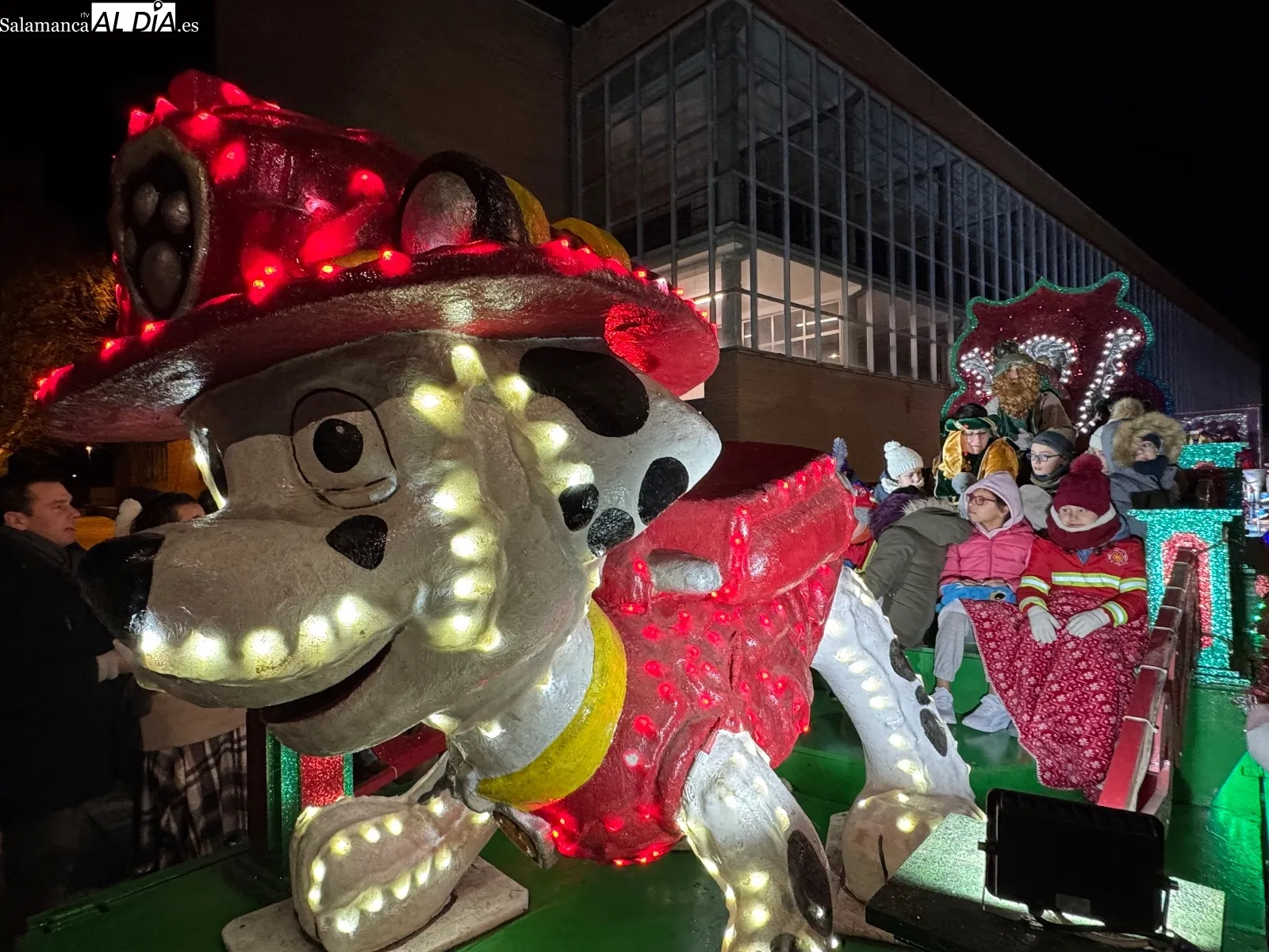 Foto 7 - Pe&ntilde;aranda vive una multitudinaria Cabalgata de Reyes marcada por el fr&iacute;o y la emoci&oacute;n