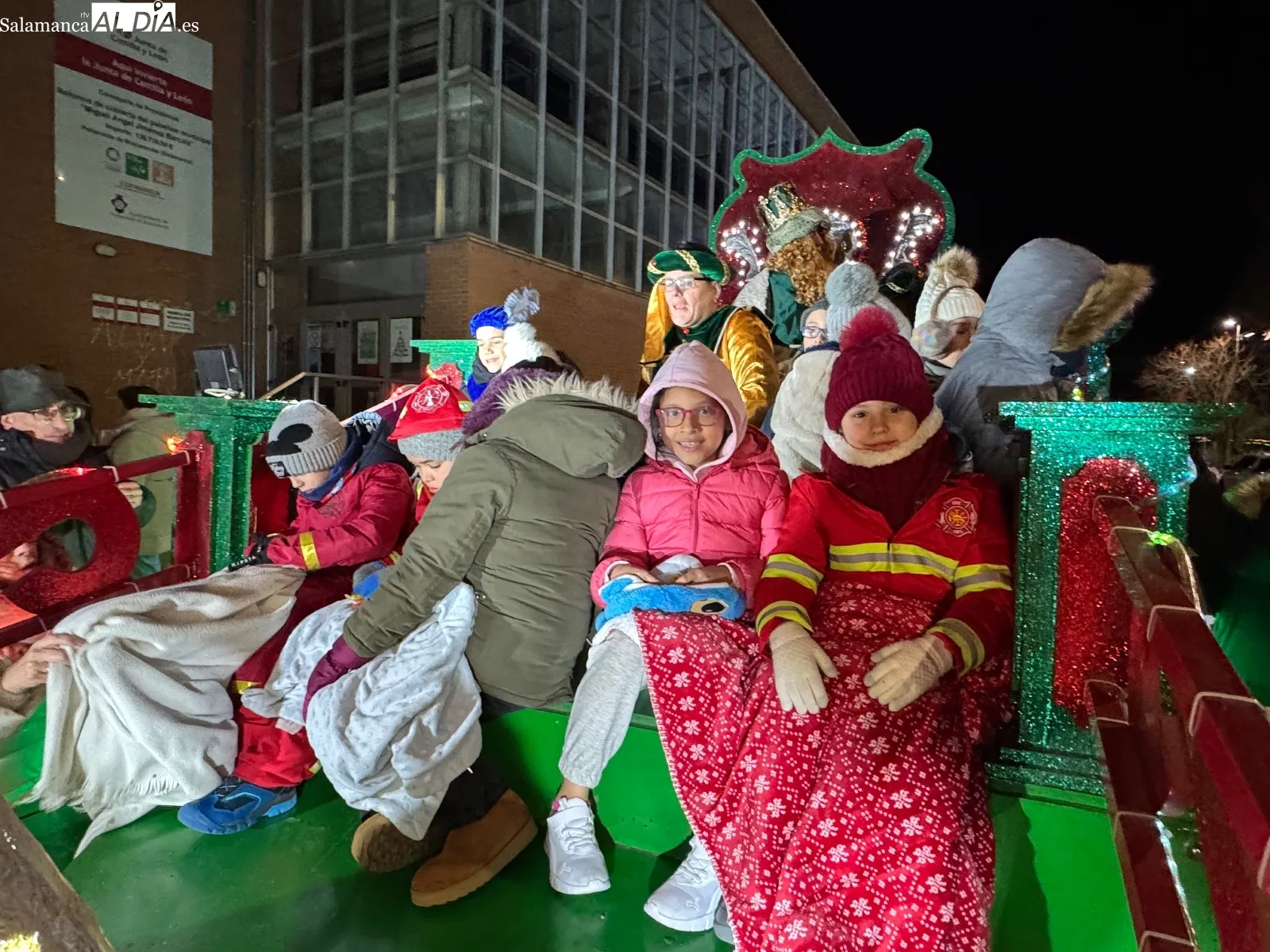 Foto 8 - Pe&ntilde;aranda vive una multitudinaria Cabalgata de Reyes marcada por el fr&iacute;o y la emoci&oacute;n
