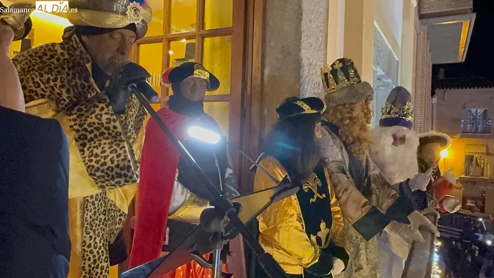 Foto 9 - Pe&ntilde;aranda vive una multitudinaria Cabalgata de Reyes marcada por el fr&iacute;o y la emoci&oacute;n