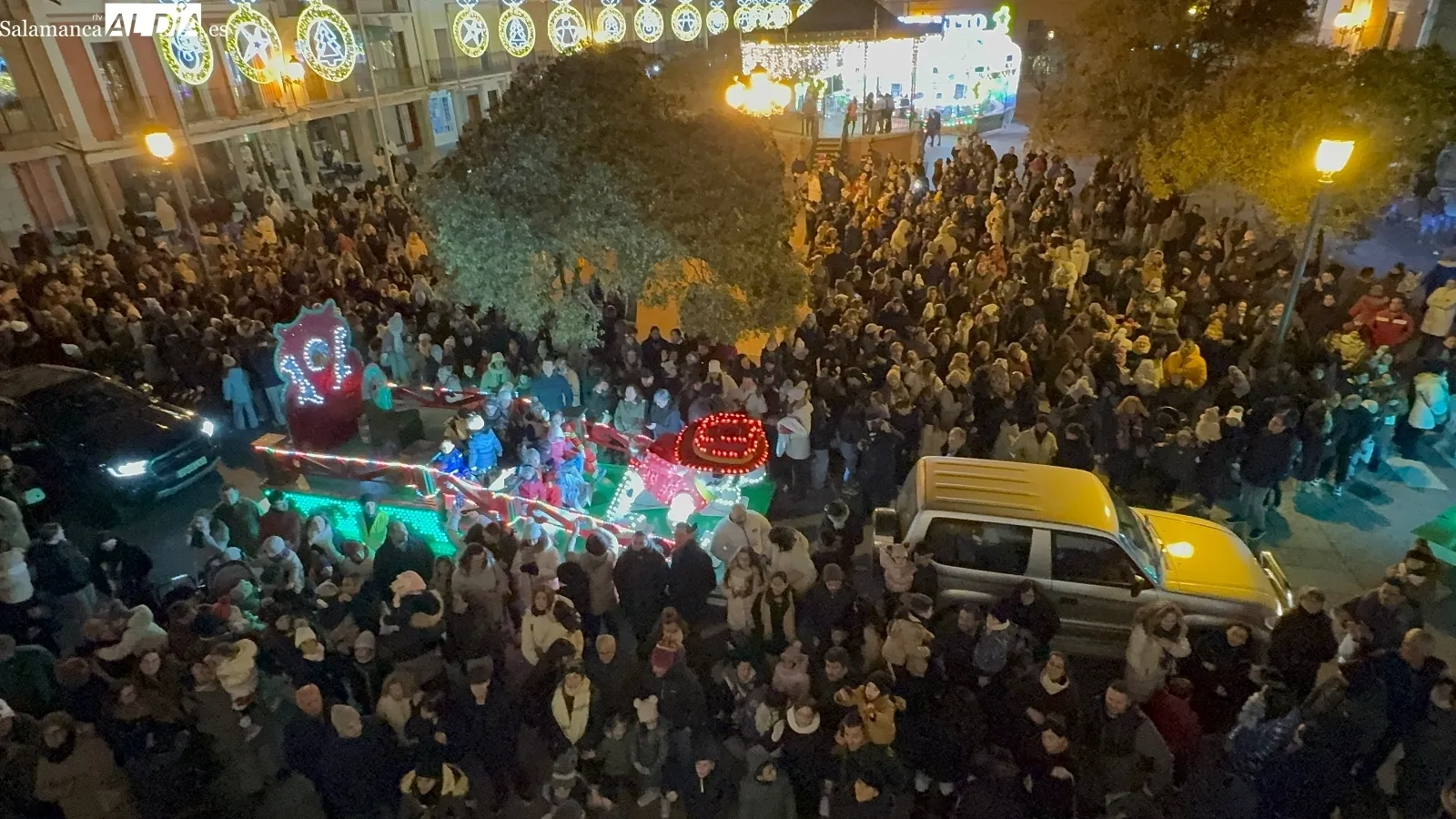 Foto 10 - Pe&ntilde;aranda vive una multitudinaria Cabalgata de Reyes marcada por el fr&iacute;o y la emoci&oacute;n