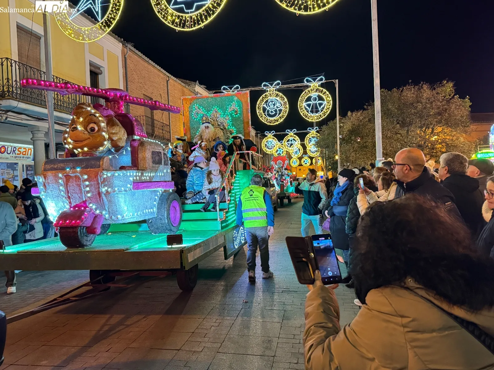 Foto 2 - Pe&ntilde;aranda vive una multitudinaria Cabalgata de Reyes marcada por el fr&iacute;o y la emoci&oacute;n