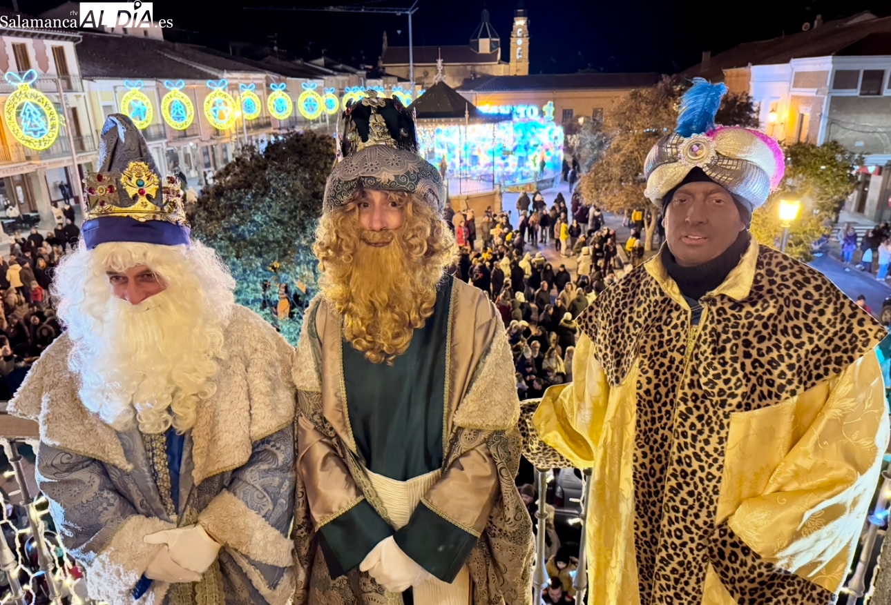 Peñaranda vive una multitudinaria Cabalgata de Reyes marcada por el frío y la emoción