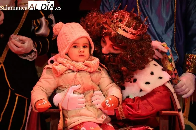 Foto 15 - Los Reyes Magos recorren Alba de Tormes en una cabalgata multitudinaria