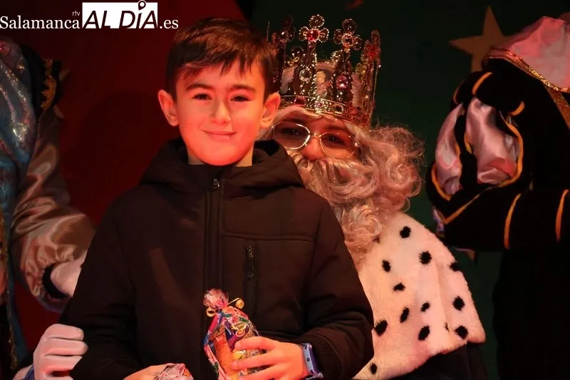 Foto 14 - Los Reyes Magos recorren Alba de Tormes en una cabalgata multitudinaria