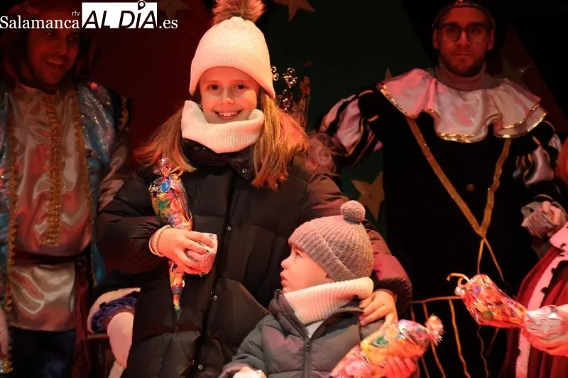 Foto 13 - Los Reyes Magos recorren Alba de Tormes en una cabalgata multitudinaria