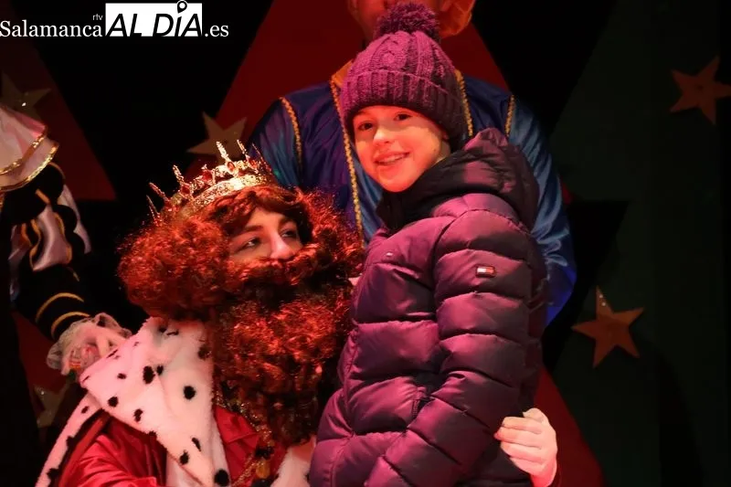 Foto 11 - Los Reyes Magos recorren Alba de Tormes en una cabalgata multitudinaria
