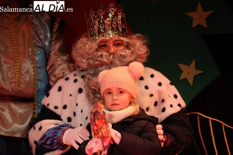 Foto 10 - Los Reyes Magos recorren Alba de Tormes en una cabalgata multitudinaria