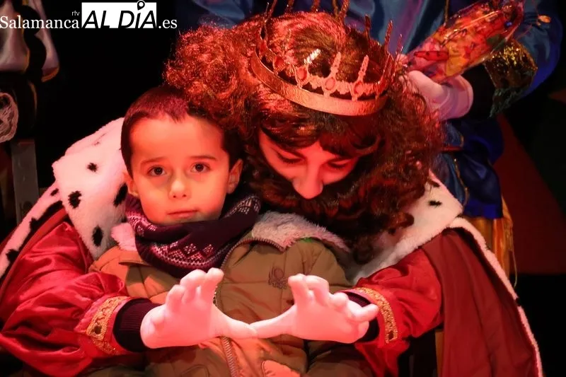 Foto 9 - Los Reyes Magos recorren Alba de Tormes en una cabalgata multitudinaria