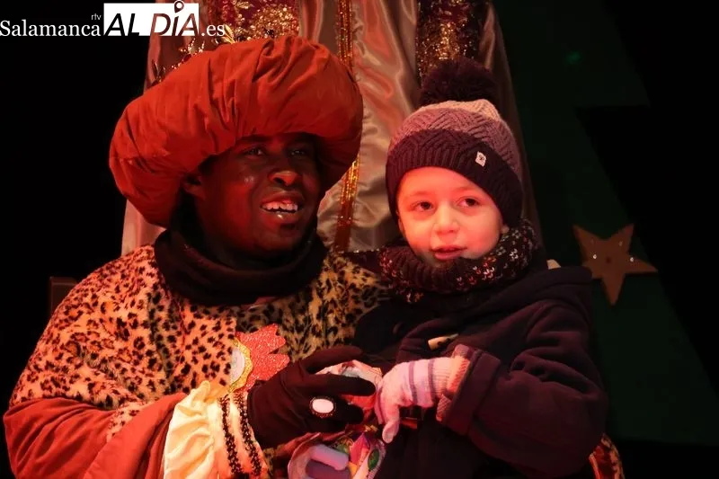 Foto 8 - Los Reyes Magos recorren Alba de Tormes en una cabalgata multitudinaria