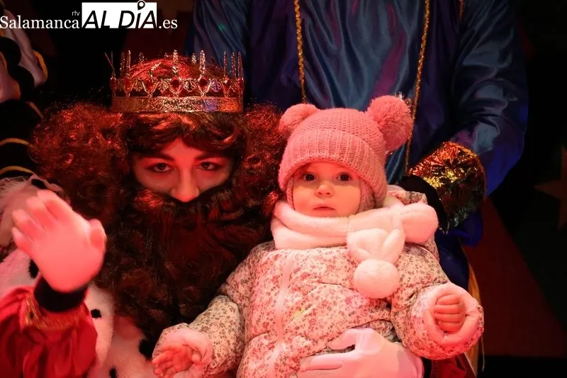 Foto 7 - Los Reyes Magos recorren Alba de Tormes en una cabalgata multitudinaria