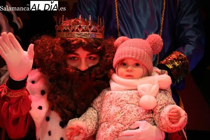 Foto 6 - Los Reyes Magos recorren Alba de Tormes en una cabalgata multitudinaria